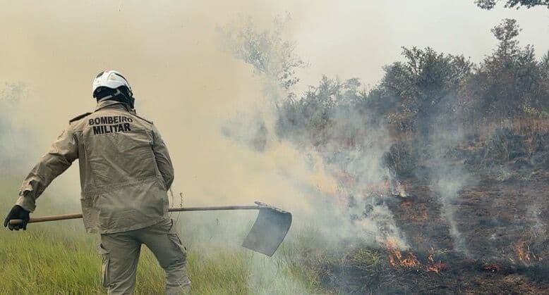 Área de mata pega fogo nas proximidades do aeroporto de Lábrea