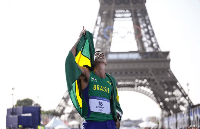 Caio Bonfim conquista prata na marcha atlética das Olimpíadas de Paris