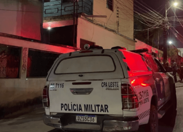 Dupla é presa vendendo drogas no meio da rua no bairro Redenção
