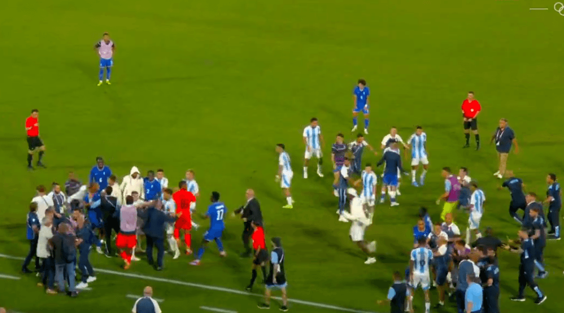 Olimpíadas 2024: Partida de futebol entre França e Argentina termina em confusão