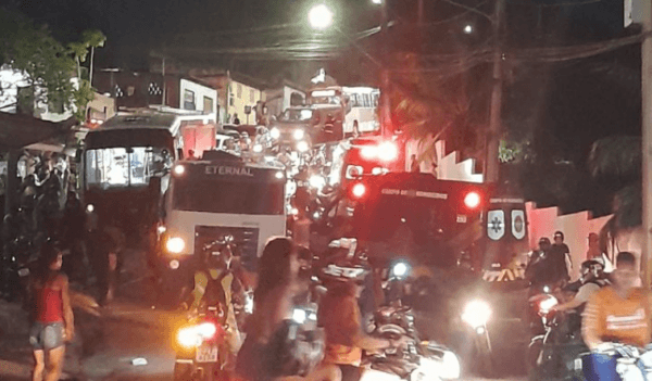 VÍDEOS: Ônibus perde o controle do freio e atropela motociclistas na zona Leste de Manaus