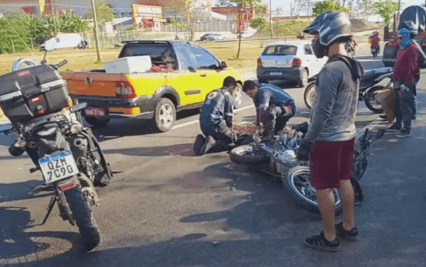 VÍDEO: Motociclista de app e passageira são arremessados ao deslizarem em pista com óleo na Av. das Torres
