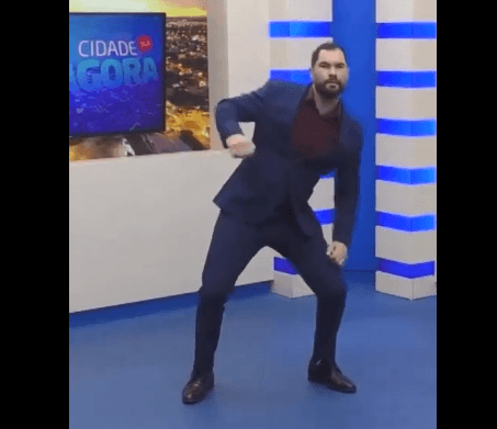 VÍDEO: Apresentador da TV Record abre jornal fazendo dancinha viral do filme “Deadpool & Wolverine”