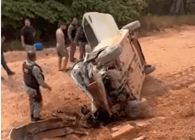 VÍDEO: Carro é arremessado após forte colisão com picape na BR-319