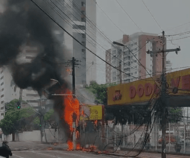 VÍDEOS: Trecho da Av. Mário Ypiranga é interditado após incêndio em poste