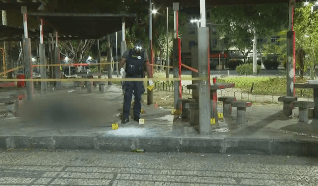 Chacina deixa 5 mortos após ataque de criminosos em praça no Rio de Janeiro