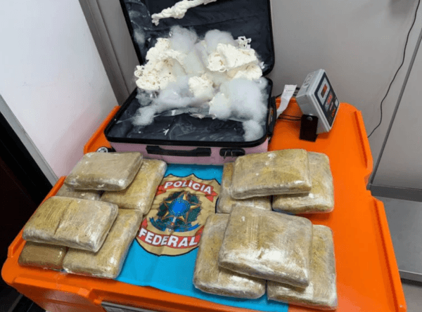 Mulher sai de Manaus com mala recheada de drogas e é presa na Paraíba