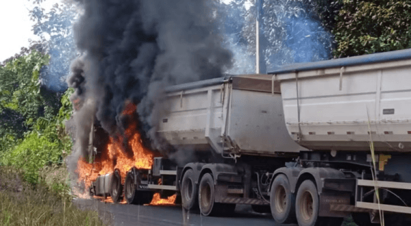 Carreta pega fogo e causa pânico na BR-174