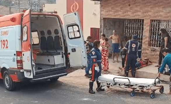 VÍDEO: cachorro derruba dupla de moto e causa acidente no bairro Tancredo Neves