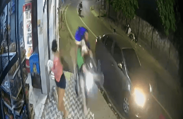 VÍDEO: Mulher e bebê são atropelados por motocicleta desgovernada na Compensa