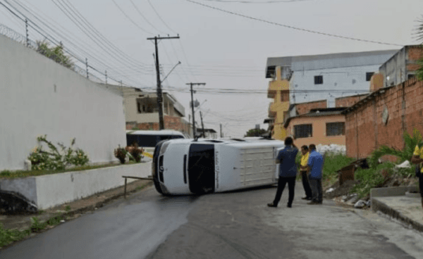 Condução escolar com 10 crianças tomba no Novo Aleixo
