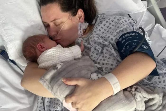 Inglesa contrai bactéria comedora de carne durante o parto e passa por cirurgia de emergência