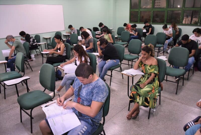 Prazo para solicitar isenção das taxas de inscrição do Vestibular e SIS da UEA termina nesta sexta