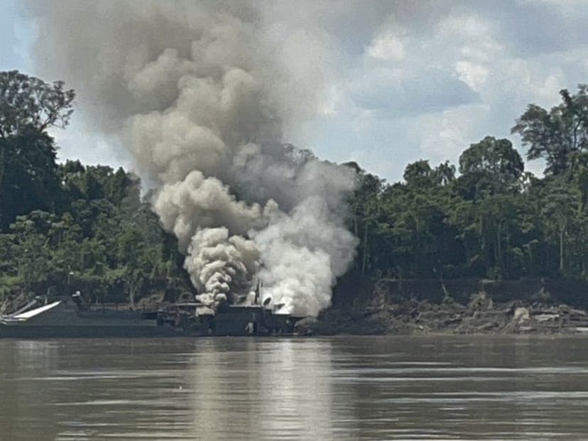 VÍDEO: Embarcação da Marinha do Brasil pega fogo no AM