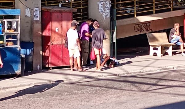 VÍDEO: Suposto assaltante é espancado dentro do terminal 5 em Manaus