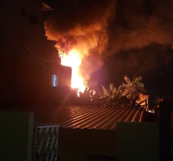 VÍDEOS: Incêndio destrói casa durante a madrugada no bairro Alvorada