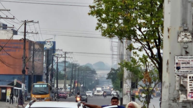 Manaus amanhece encoberta por fumaças e qualidade do ar fica ‘péssimo’