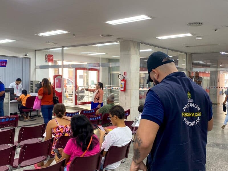 Agência bancária é autuada por descumprimento da Lei das Filas em Manaus