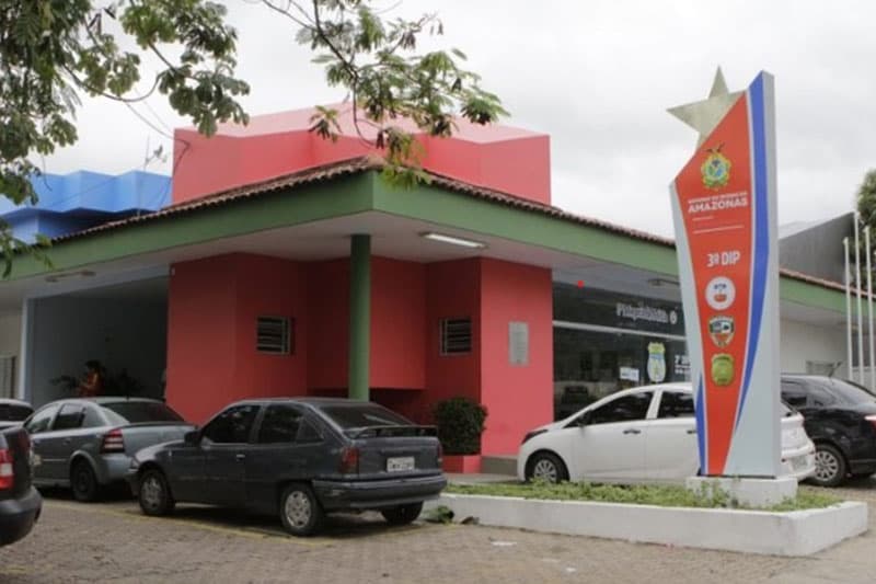 Homem é preso ao ser flagrado vendendo drogas no bairro Petrópolis, em Manaus