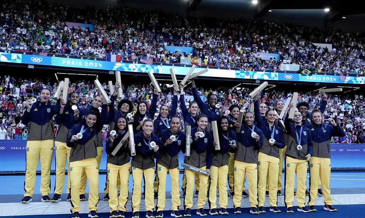 Brasil perde para os EUA e garante medalha de prata no futebol feminino