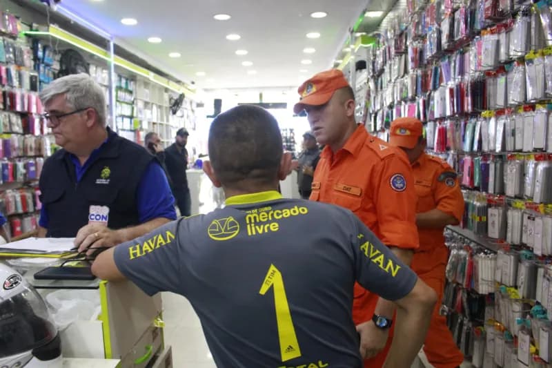 RecuperaFone: assistências técnicas são interditadas durante fiscalização no Novo Aleixo