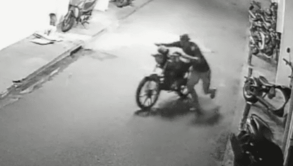 VÍDEO: Criminoso é flagrado roubando motocicleta em estacionamento de SPA em Manaus