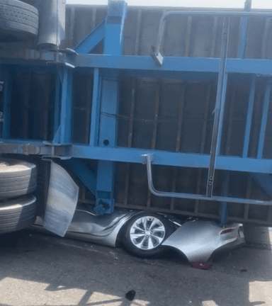 VÍDEOS: carreta esmaga carro em grave acidente no Porto Chibatão
