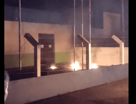 VÍDEOS: sede da Amazonas Energia é depredada e incendiada após falta de energia em Codajás