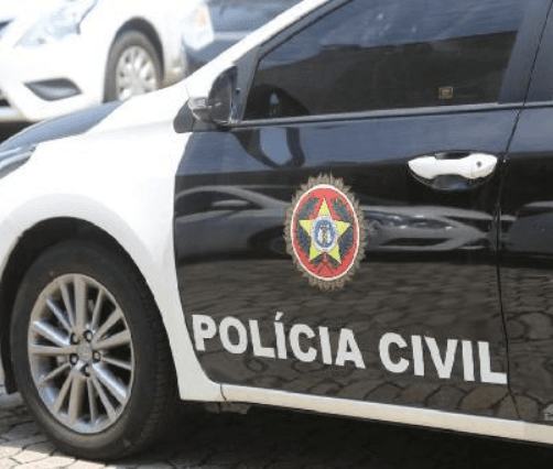 Filho mata a própria mãe a facadas e depois queima o corpo no RJ