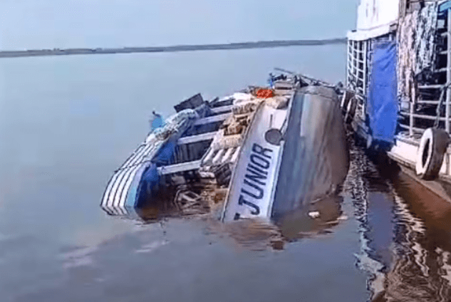 Barco com mercadorias vira no meio do Rio Manacapuru