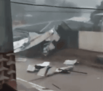 VÍDEO: Casas ficam destelhadas após forte chuva em Ipixuna