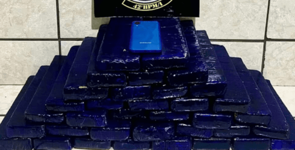 Passageira de ônibus é presa com 35 tabletes de maconha dentro de mala em SP