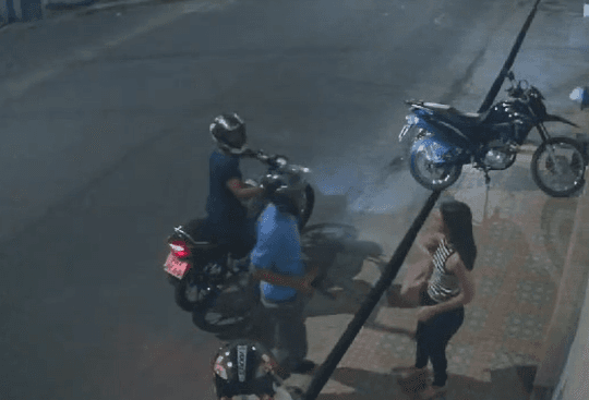 VÍDEO: Criminosos armados assaltam mulheres na frente de casa no Novo Aleixo