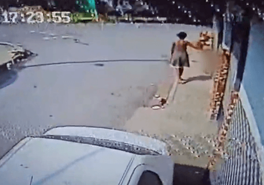 VÍDEO: Mãe é flagrada chutando filha de 3 anos no Jorge Texeira
