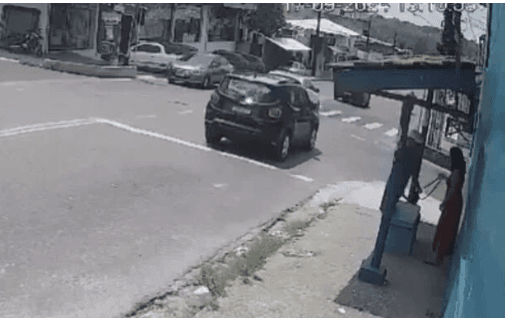 VÍDEO: Criminoso com faca assalta mulher em parada de ônibus na Cidade Nova