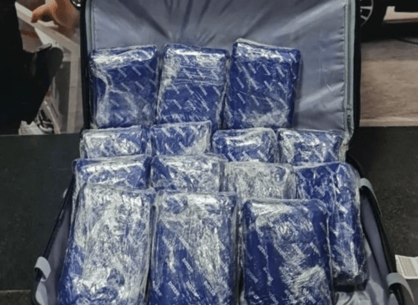 Passageira é retirada de avião ao tentar embarcar com 16 kg de maconha em Manaus