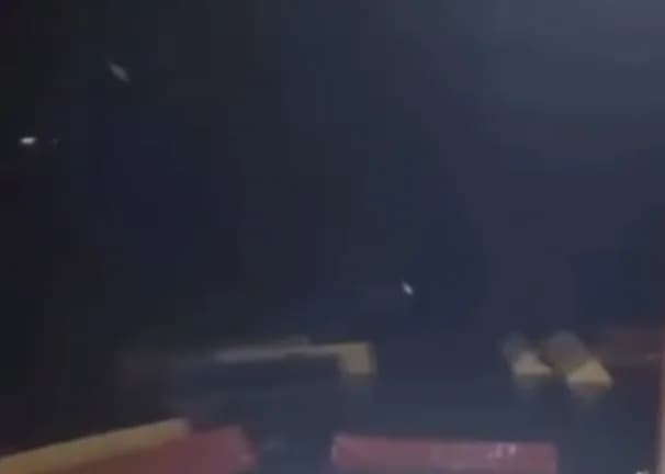 VÍDEO: balsa cai com oito contêineres no rio em Itacoatiara