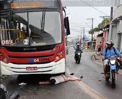 VÍDEO: motociclista escapa de ser esmagado por ônibus em Manaus