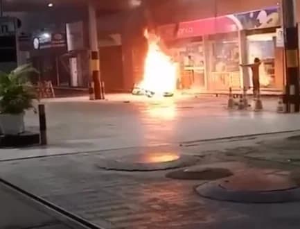 VÍDEOS: moto pega fogo em posto de combustíveis na Cidade Nova