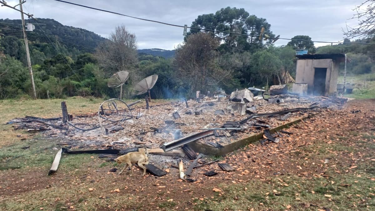 FOTOS: Casa pega fogo e deixa dois mortos em área rural na Serra de SC