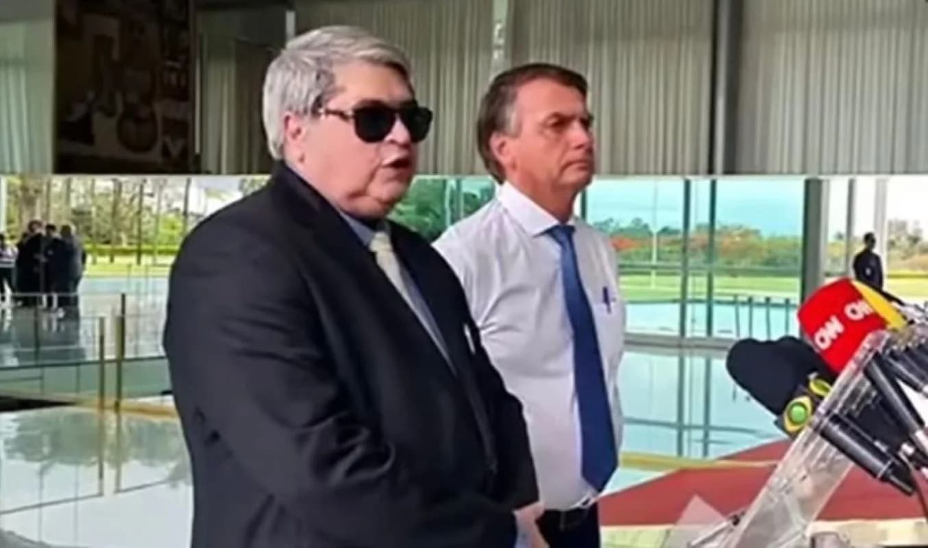 Datena liga para Bolsonaro e agradece apoio após episódio da cadeirada
