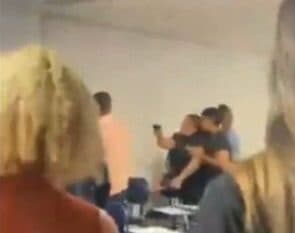 VÍDEO: estudante aponta arma para colega durante briga em faculdade em Maceió