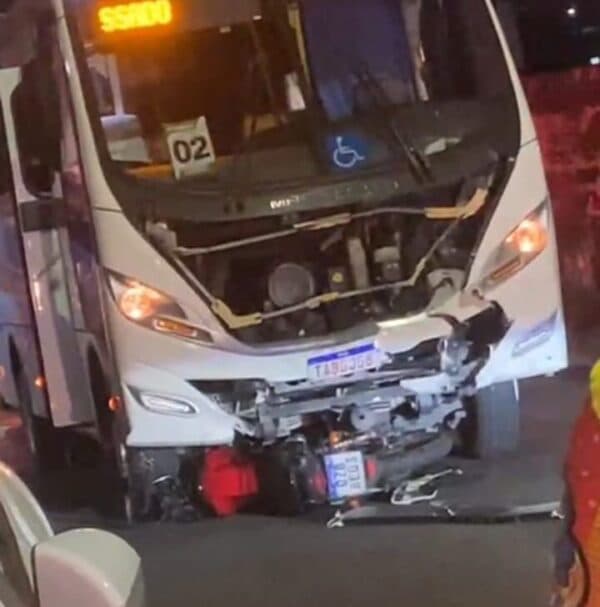 VÍDEO: grave acidente entre micro-ônibus e moto deixa dois mortos em Manaus