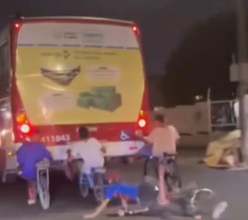 VÍDEO: adolescente cai de cabeça no chão após ‘pegar carona’ na traseira de ônibus em Manaus