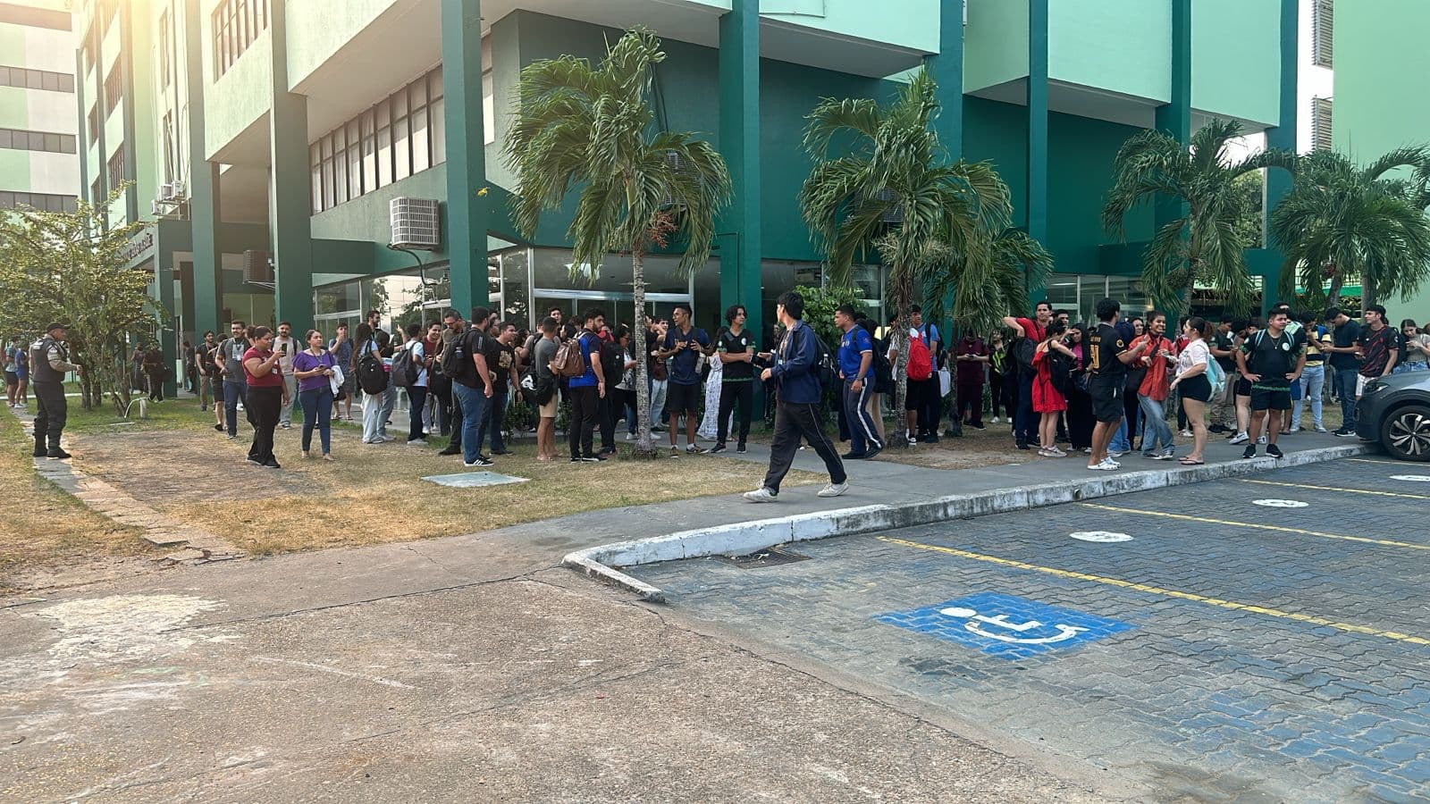 Curto-circuito causa incêndio em prédio da UEA, na Cachoeirinha