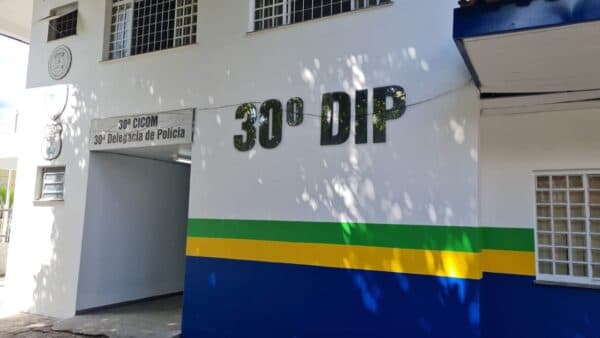 Mulher tenta matar homem com gargalo de garrafa no Novo Aleixo