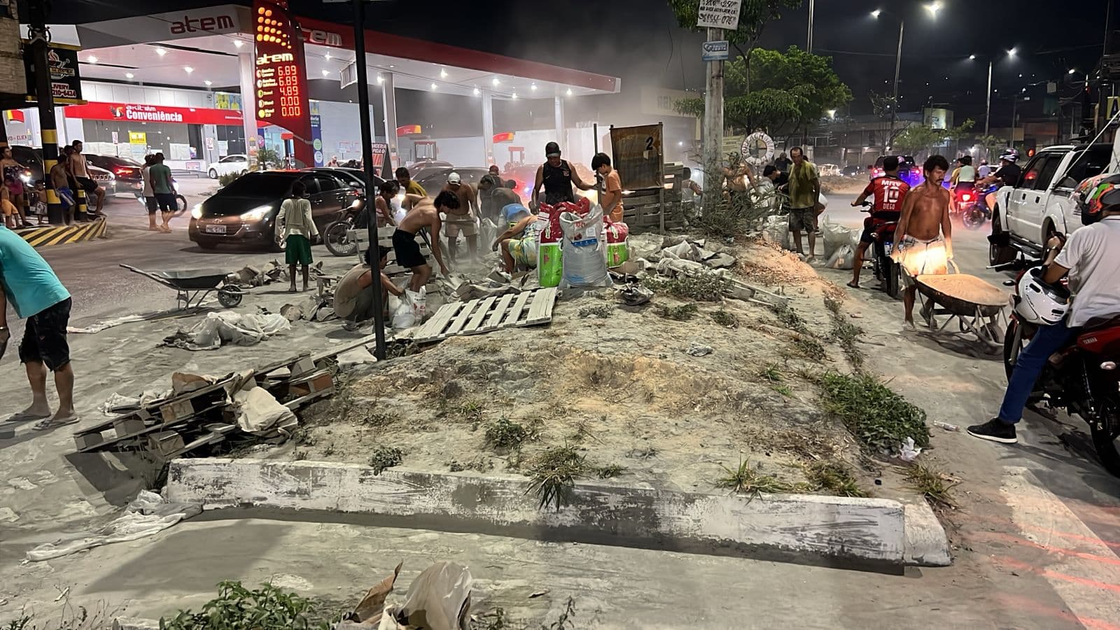 VÍDEO: Carreta que transportava cimento tomba na Avenida Margarita e populares saqueiam a carga