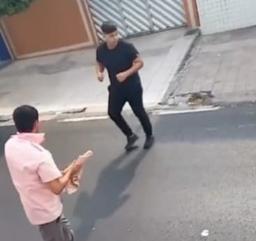 Vídeo: Motorista é retirado à força de ônibus e agredido com socos em Manaus