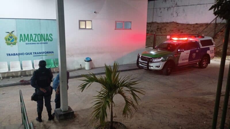 Atentado a tiros deixa homem e mulher feridos em frente à UPA, na zona Norte de Manaus