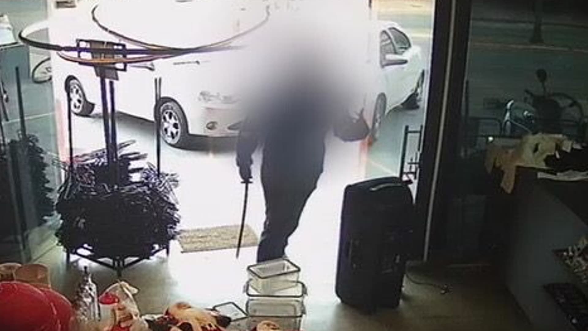 VÍDEO: Em GO, homem mata namorada com espada, depois invade loja e ataca a ex